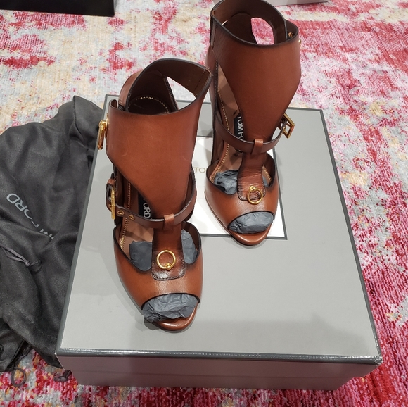 RARE Tom Ford 24k Chain heels - Picture 3 of 8